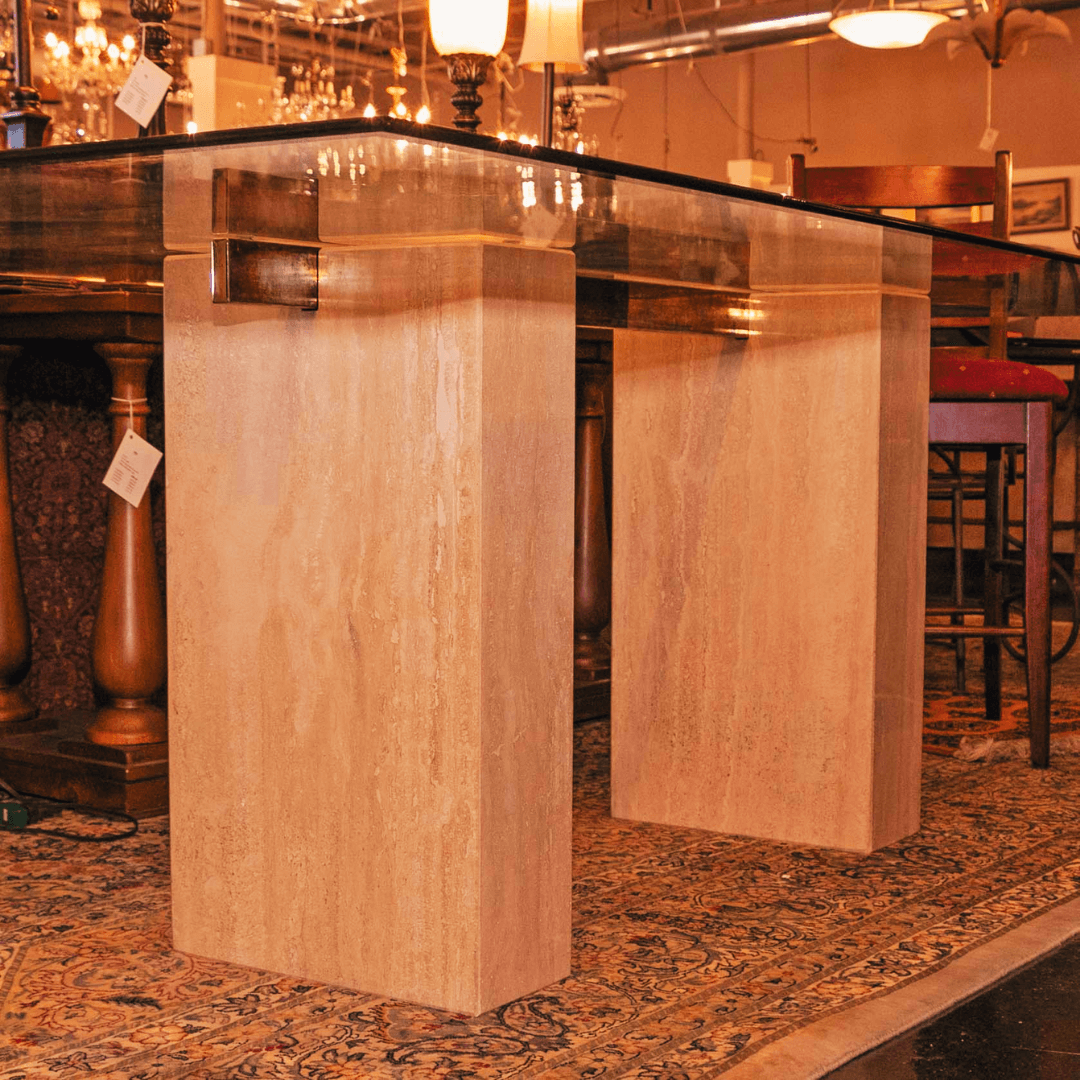 La table à manger en travertin et verre Elegance