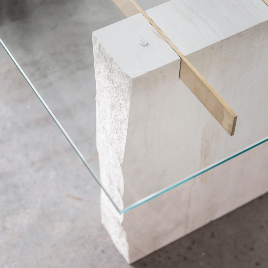 La table à manger en travertin et verre Lucent